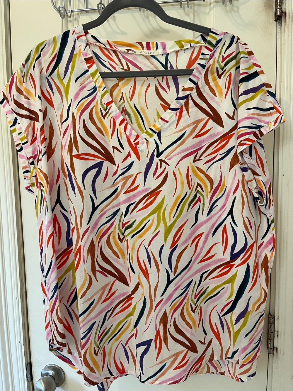 JODIFL Multicolor V-Neck Blouse with Brushstroke Print